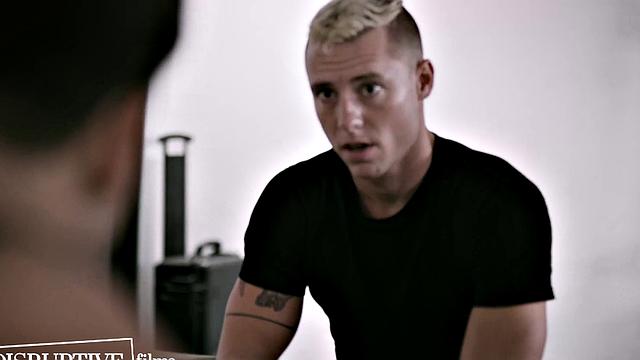 мускулистый солдат решил, что форма ему мала-попробовал мужика в казарме