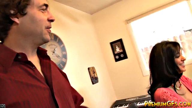 Маленькая девушка устроила групповушку и ушла вся в сперме, видимо, мечтала о контрастном душе с мужиками.