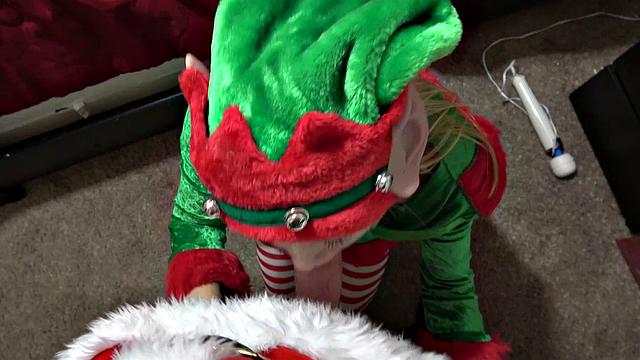 блондинка в костюме санты жадно глотает большой черный член