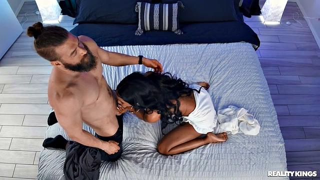 Оливия Джей показывает свою гибкость и получает мощный оргазм от Ксандера Корвуса на камеру.