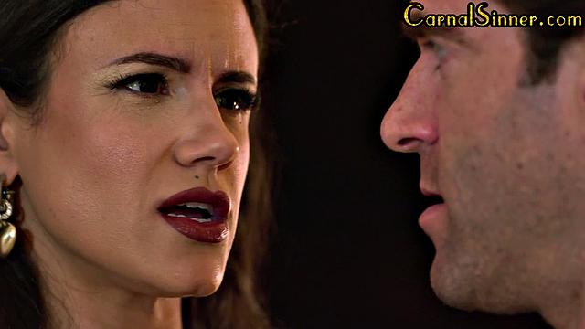 Смотри, как две развратные дамы жадно трахаются втроём с мужчиной, не оставляя ни капли спермы без внимания.