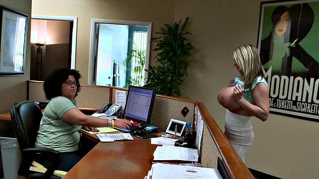 Summer Sinn: My tits open doors