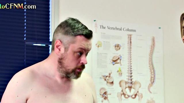 Суровые британские медсестры унижают его мелкий член в кругу