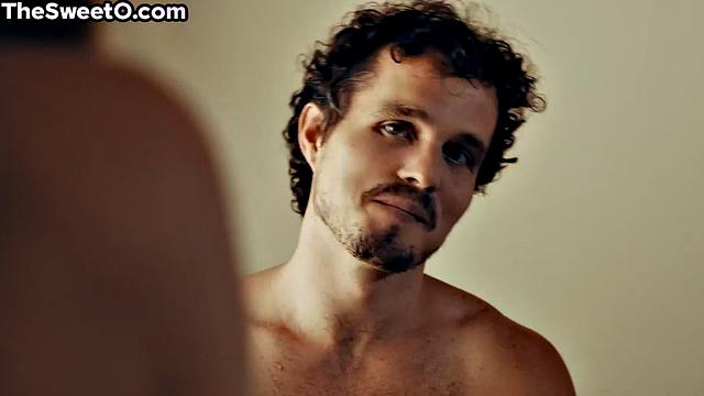 Страстная девушка с аппетитной попкой скачет на члене любовника в романтической обстановке.