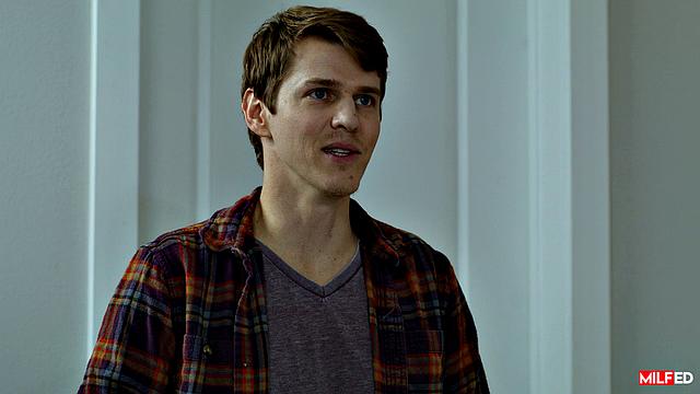 Зрелая Рэйчел Кавалли получает жёсткий трах на кровати