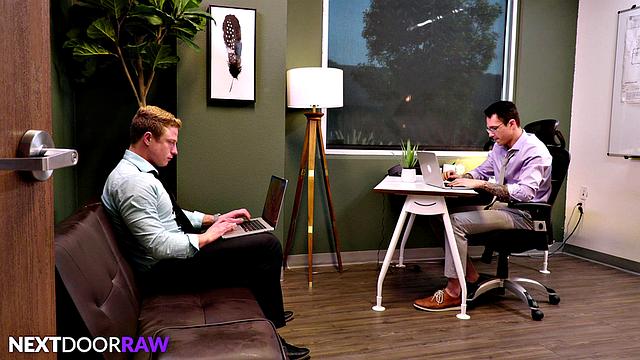 Мускулистый коллега жестко трахает татуированного парня в офисе