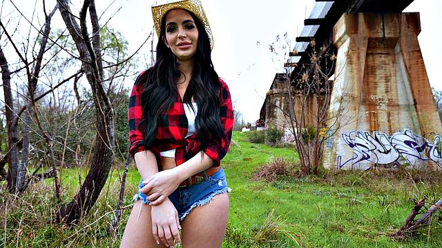 ковбойша-милфа поссорилась с мужиком и нашла свежий член