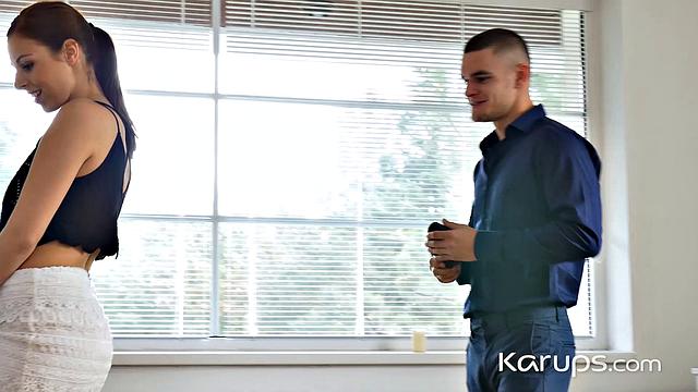 Антония Сайнц жадно принимает большой член в страстном сексе с мужчиной.