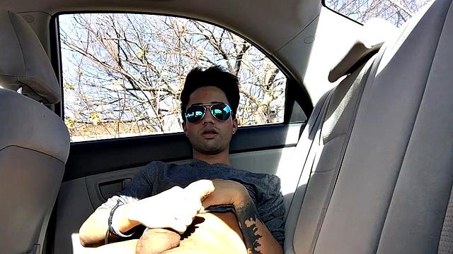 лукас прескотт дрочит толстый член в машине и кончает на пресс