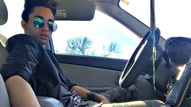 лукас прескотт дрочит толстый член в машине и кончает на пресс