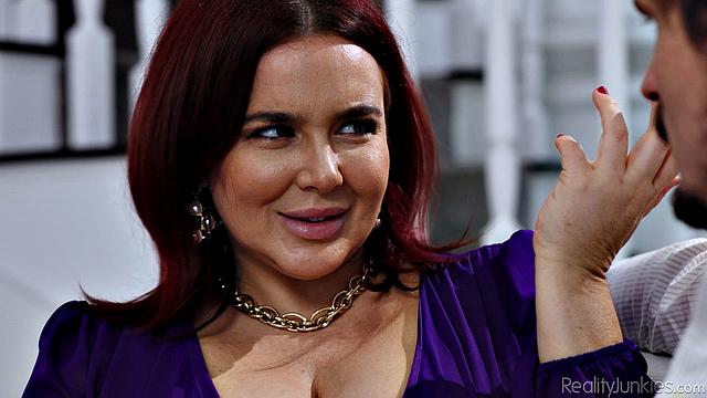 рыжая с формами трахается на диване по-взрослому