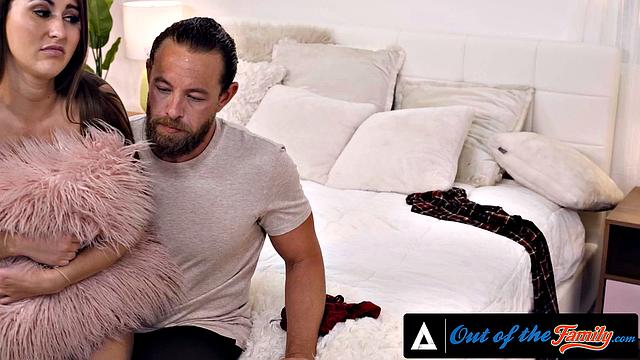 Пейдж Оуэнс дрочит, но выбирает член отчима вместо игрушки, страстно отсасывает ему в гостиной.