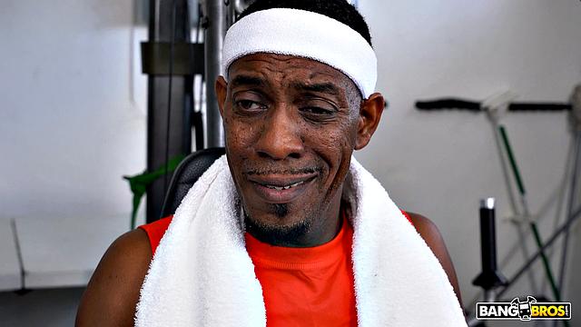 скайлер натягивается на хуй отчима, чтобы подготовиться к bbc