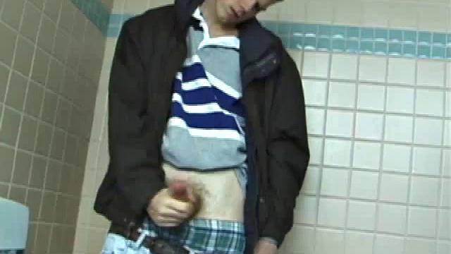 Кристиан дрочит в мужском туалете и обильно кончает на скейт