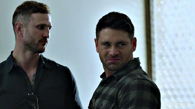 два качка трахаются в особняке богатой семьи