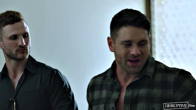 два качка трахаются в особняке богатой семьи