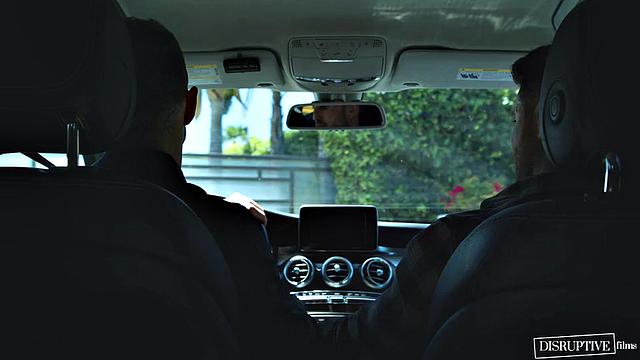 два качка трахаются в особняке богатой семьи