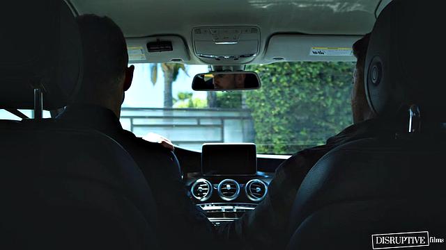два качка трахаются в особняке богатой семьи