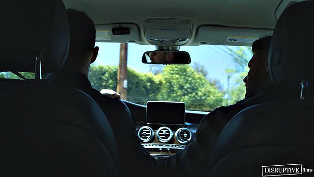 два качка трахаются в особняке богатой семьи