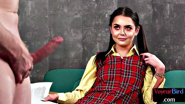 студентка в форме разыгрывает препода, он сдается первым