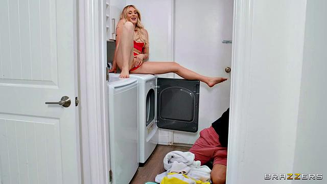 Шарлотта Синс дрочит, пока сосед по комнате отчаянно убирается ради секса с ней.