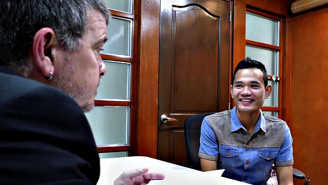 азиат сосёт у зрелого и получает по полной на офисном столе