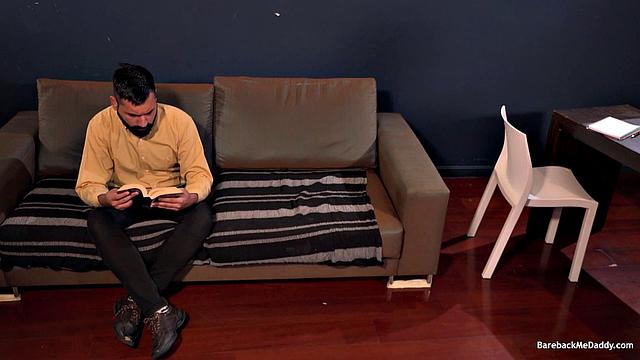 Ема и Сесил жарко трахаются друг с другом по-гейски на камеру.