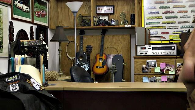 знойная брюнетка отсасывает и получает мощный трах в ломбарде