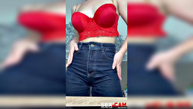 жаркий танец в джинсах, страсть и дерзкий флирт на камеру