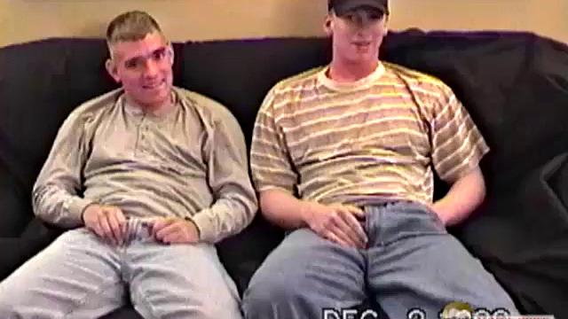 морпех Стивен обслуживает толстый член Джейсона, а его девушка наблюдает