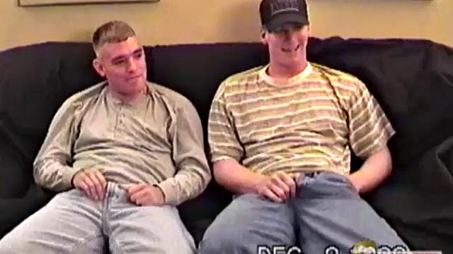 морпех Стивен обслуживает толстый член Джейсона, а его девушка наблюдает