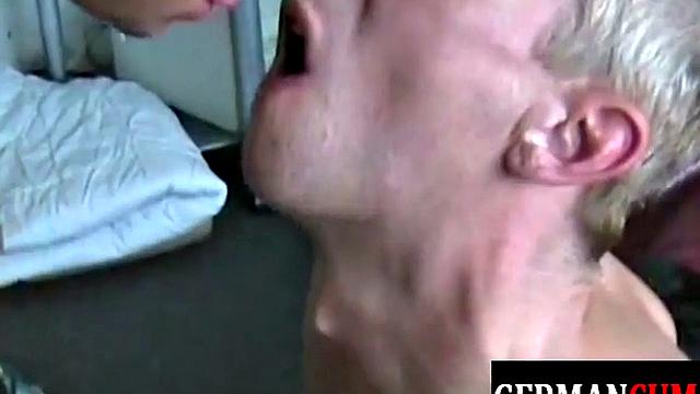 трое немецких качков сосут и трахаются втроём