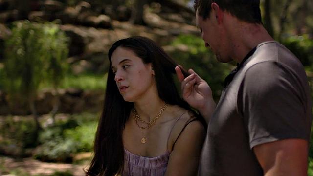 разгорячённая брюнетка жадно принимает белый хуй на природе