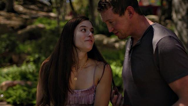 разгорячённая брюнетка жадно принимает белый хуй на природе