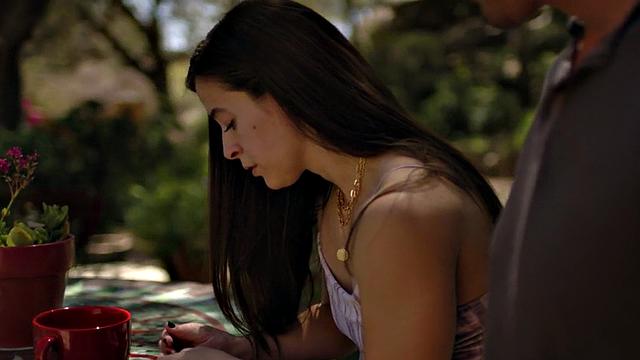 разгорячённая брюнетка жадно принимает белый хуй на природе