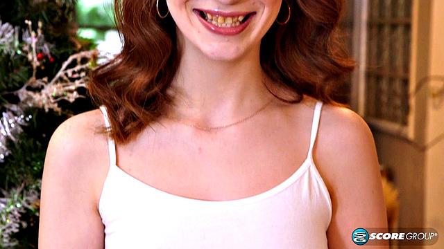 Lily Moon дрочит свою влажную киску у ёлки