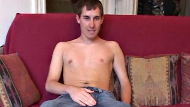 Кифер Фокс дрочит и кончает на камеру, гей видео.