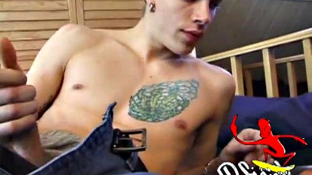 Взрослый скейтер Шейн дрочит и кончает на камеру