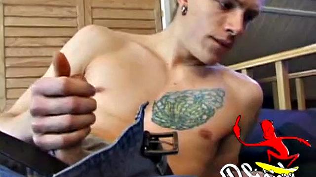 Взрослый скейтер Шейн дрочит и кончает на камеру