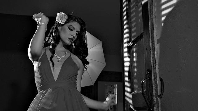 Зария Аура жестко трахается раком с Томми Кингом и получает сперму на задницу