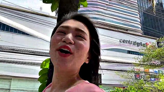 Азиатская мамка трахается с белым жеребцом после шопинга