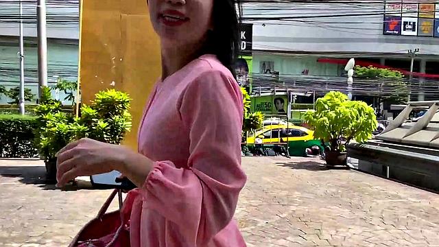 Азиатская мамка трахается с белым жеребцом после шопинга