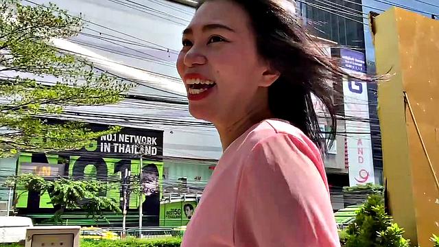 Азиатская мамка трахается с белым жеребцом после шопинга