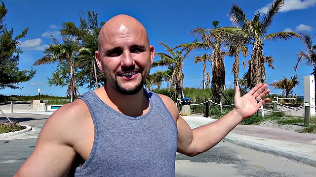 жаркий трах на улице: она глотает и скачет, пока её жёстко имеют