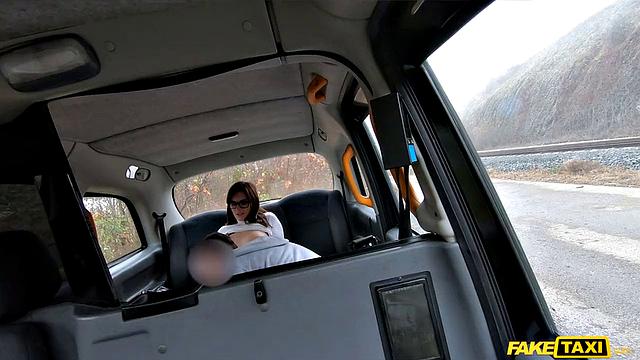 Шикарная брюнетка Jenifer Jane соблазняет таксиста и трахается прямо на заднем сиденье, показывая огромные сиськи и страсть зрелой женщины.
