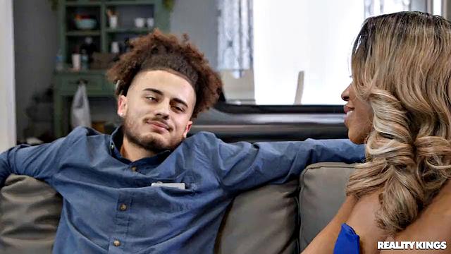 Парень изменил - так доставщик трахает его женщину прямо в гостиной!