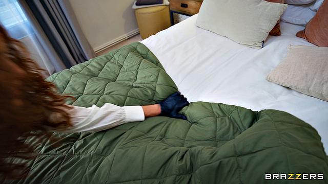 Детективша GeishaKyd жёстко допрашивает Дэнни D и устраивает жаркий допрос с сексом на кровати.