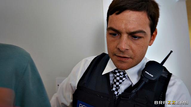 Детективша GeishaKyd жёстко допрашивает Дэнни D и устраивает жаркий допрос с сексом на кровати.