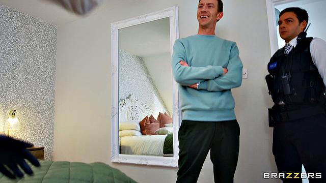 Детективша GeishaKyd жёстко допрашивает Дэнни D и устраивает жаркий допрос с сексом на кровати.