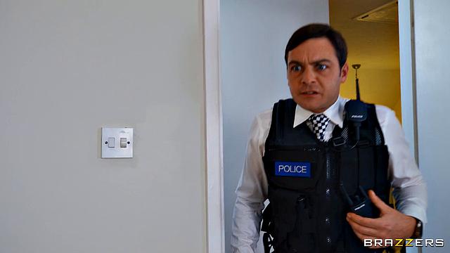 Детективша GeishaKyd жёстко допрашивает Дэнни D и устраивает жаркий допрос с сексом на кровати.
